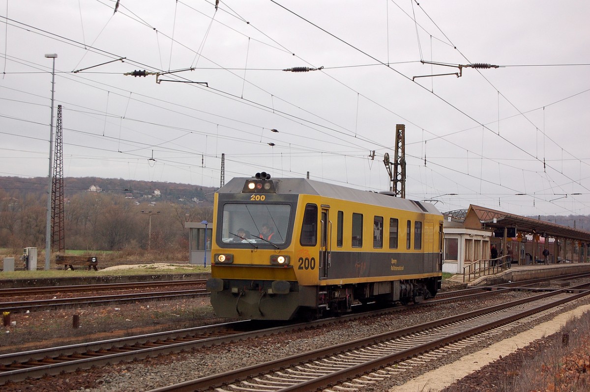 Der Ultraschallschienenprüfzug Sperry 200 auf der Fahrt Richtung Bad Kösen, am 29.11.2013 in Naumburg Hbf. (Foto: dampflok015)