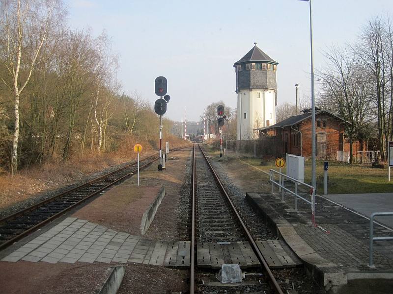 Der Wasserturm und die Bahnhofsausfahrt Richtung Naumburg, am 16.03.2015 in Nebra. (Foto: Tobias Döpfner)