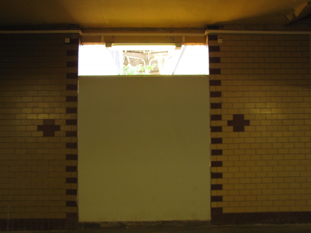 Der zugemauerte Aufgang zum ehemaligen Bahnsteig 1, am 22.08.2013 in Zeitz.