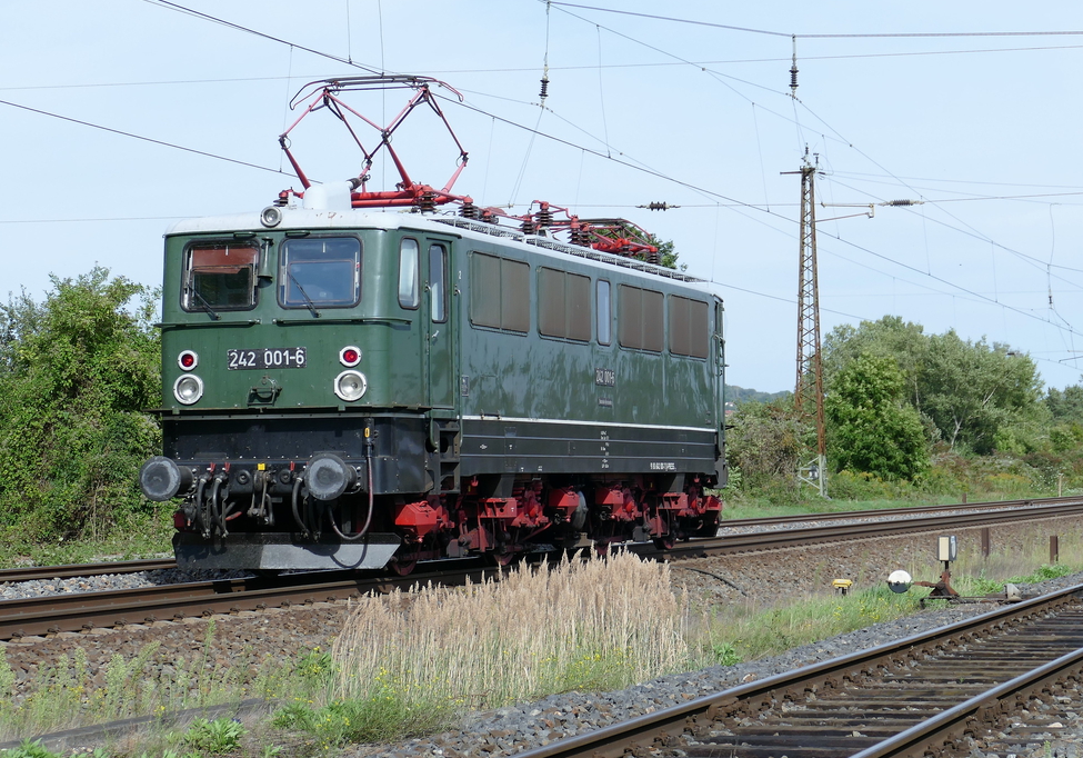 Deutsche Reichsbahn in Naumburg. PRESS 242 001 als Tfzf in Richtung Großkorbetha, am 23.09.2021 in Naumburg.