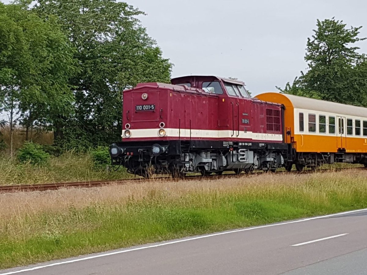 Die 110 001-5 des EBS war 28.06.2019 in Laucha mit Städteexpresswagen unterwegs in nach Erfurt. Einen Tag später fuhr sie mehrmals mit Sonderzügen zum Thüringentag über die Pfefferminzbahn zwischen Straußfurt und Sömmerda. (Foto: Karolin Thomas)

