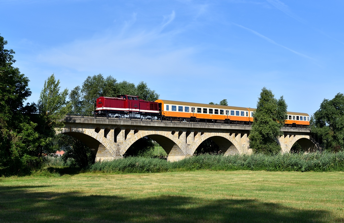 Die 110 001-5 der Erfurter Bahnservice GmbH mit dem  Finne-Unstrut-Express  auf der Fahrt von Karsdorf zu den Eisenbahnfreunden Großheringen, am 30.07.2021 auf der Unstrutbrücke bei Kirchscheidungen. (Foto: Hans-Jürgen Warg)