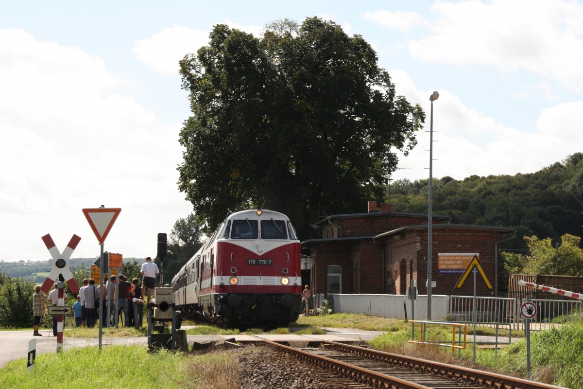 Die 118 770-7 am 10.09.2011 mit dem Winzerfestsonderzug DPE 13492 von Leipzig-Plagwitz nach Karsdorf, am Bahnübergang in Kleinjena. (Foto: Jens-Peter Ruske)
