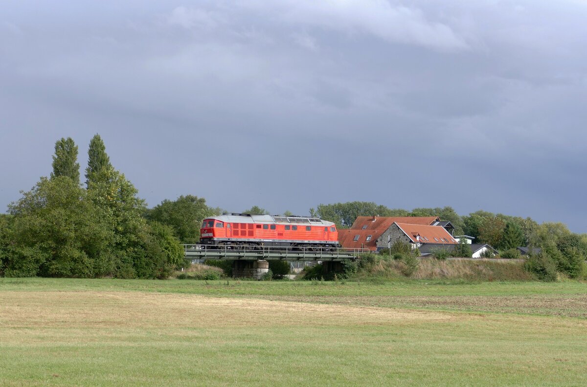 Die 232 093-5 vom Bahnbetrieb Gera war am 15.09.2025 auf der Unstrutbahn bei Roßbach zur Awanst Vitzenburg unterwegs, um von dort abgestellte Kesselwagen zu holen. (Foto: Wolfgang Krolop)