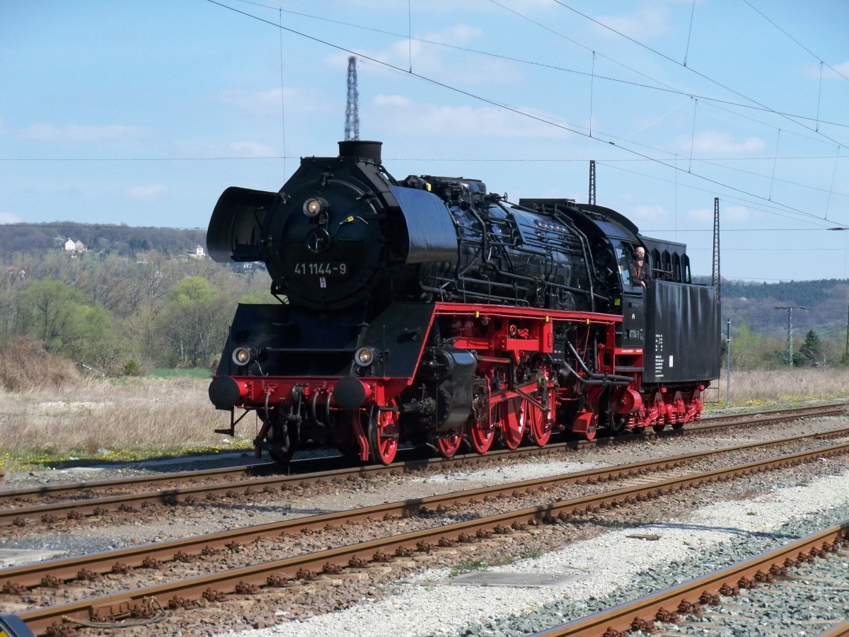 Die 41 1144-9 der IGE Werrabahn am 19.04.2015 beim umsetzen in Naumburg Hbf. Sie brachte den  Rotkäppchen-Express I  von Eisenach nach Freyburg. (Foto: Dieter Müller)