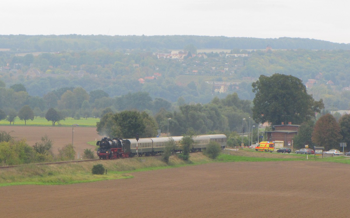 Die 41 1144-9 der IGE Werrabahn-Eisenach mit dem RE 16197  Rotkppchen-Express II  von Eisenach ber Camburg nach Freyburg und weiter zur Abstellung nach Karsdorf, am 05.10.2013 in Kleinjena.