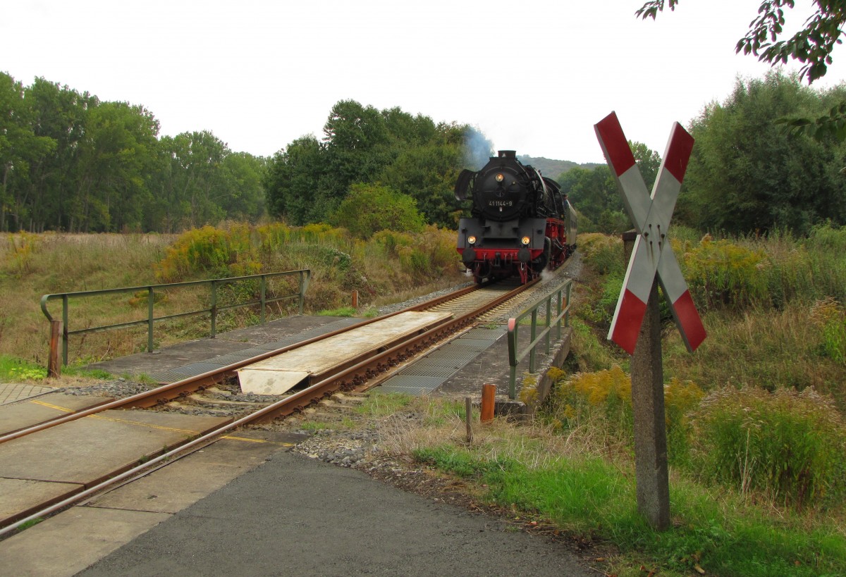 Die 41 1144-9 der IGE Werrabahn-Eisenach mit dem leeren  Rotkppchen-Express II  aus Freyburg, auf der Fahrt zur Abstellung nach Karsdorf, am 05.10.2013 in Balgstdt.