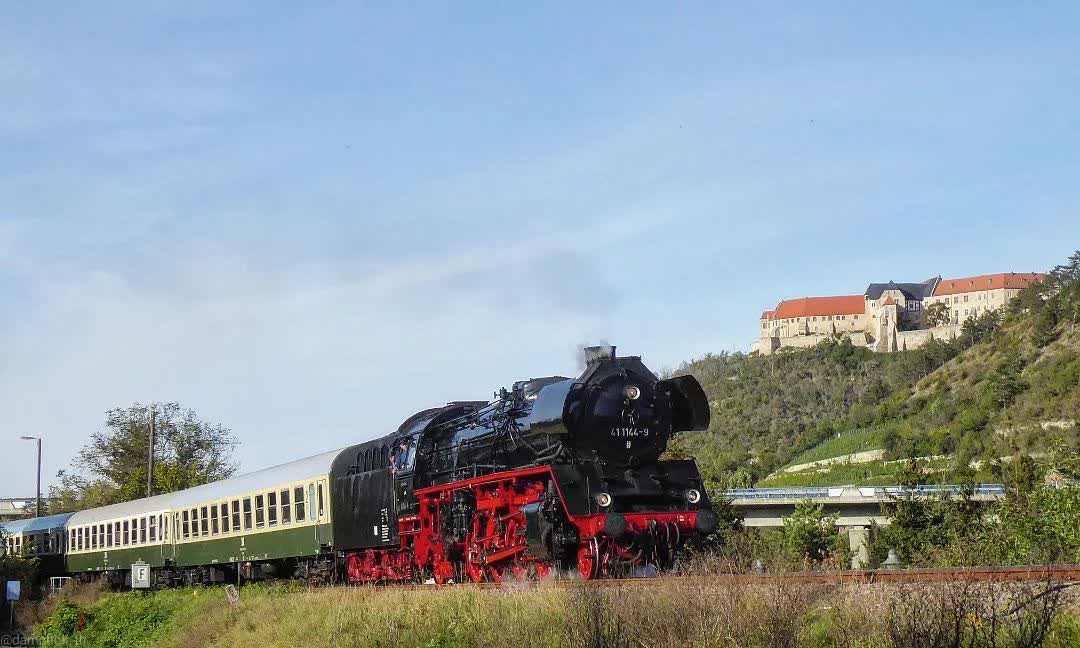 Die 41 1144-9 der IGE Werrabahn-Eisenach mit dem  Rotkäppchen-Express II  von Freyburg nach Zeulenroda unt Bf, am 02.10.2021 in Nißmitz. Dies war leider der vorerst letzte  Rotkäppchen-Express  auf der Unstrutbahn. (Foto: Instagram Dampflok_th)