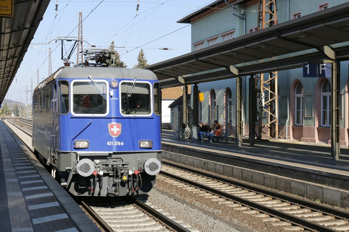 Die 421 379-9 vom Dampflok-Depot Full durchfuhr am 06.04.2023 von Dessau kommend Naumburg (S) Hbf Richtung Bad Kösen. (Foto: Michael Grübsch)