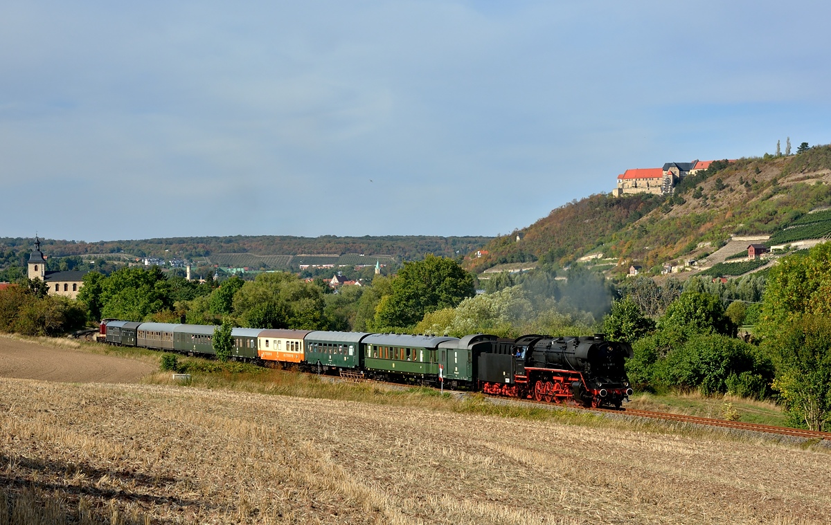 Die 44 1486-8 der Eisenbahnfreunde Traditionsbahnbetriebswerk Staßfurt e.V. mit dem DPE 24588 von Freyburg nach Biederitz, am 08.09.2018 bei Nißmitz. (Foto: Hans-Jürgen Warg)
