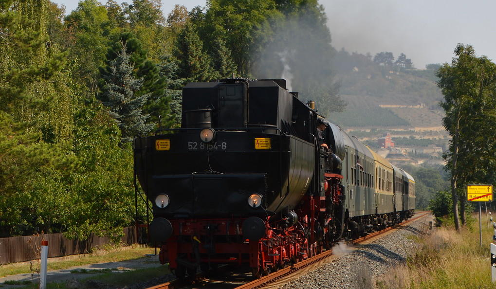 Die 52 8154-8 vom Eisenbahnmuseum Leipzig mit dem DPE 74346 von Leipzig-Plagwitz nach Karsdorf, am 10.09.2016 in Balgstädt. (Foto: Thomas Fritzsche)