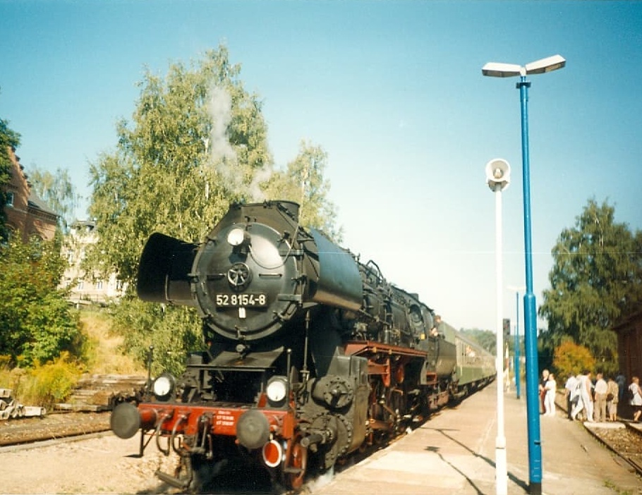 Die 52 8154-8 vom Eisenbahnmuseum Leipzig mit Sonderzug zum Winzerfest Freyburg, am 13.09.1999 im Bahnhof Freyburg. (Foto: https://www.instagram.com/1999revisited/)