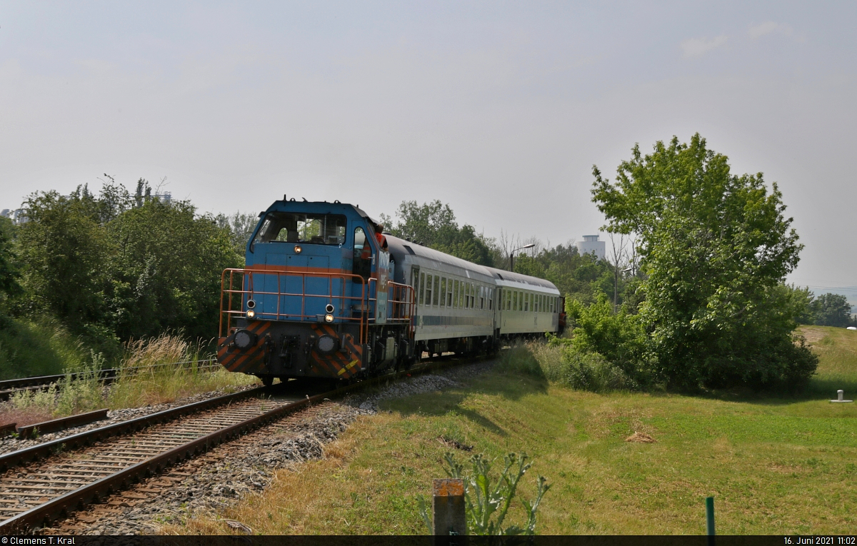 Die 575 002-7 der Norddeutschen Eisenbahngesellschaft Niebüll rangierte am 16.06.2021 mit 2 Begleitwagen in den Anschluss der EBS in Karsdorf, um DB 628 573 + 628 903 vom DB Stillstandsmanagement nach Niebüll zu überführen. (Foto: Clemens Kral)