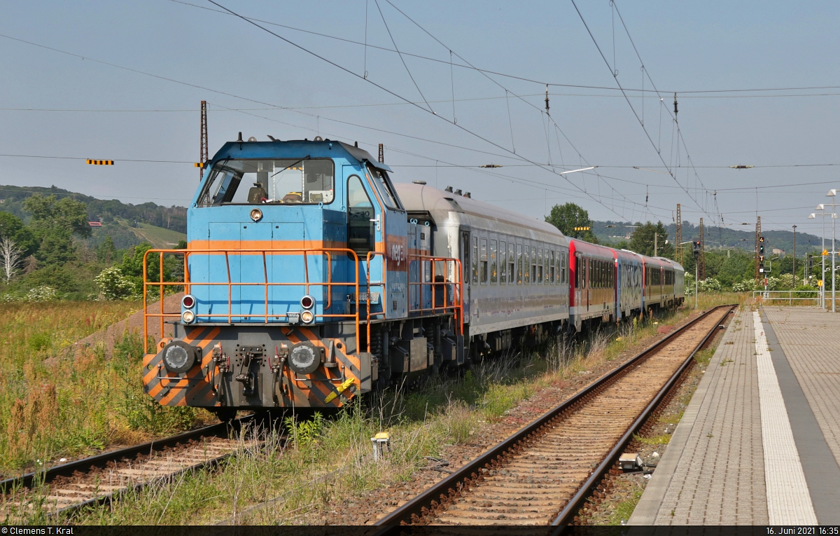Die 575 002-7 der Norddeutschen Eisenbahngesellschaft überführte am 16.06.2021 zwei Triebwagen der BR 628 von Karsdorf nach Niebüll und steht hier in Naumburg (S) Hbf. (Foto: Clemens Kral) 