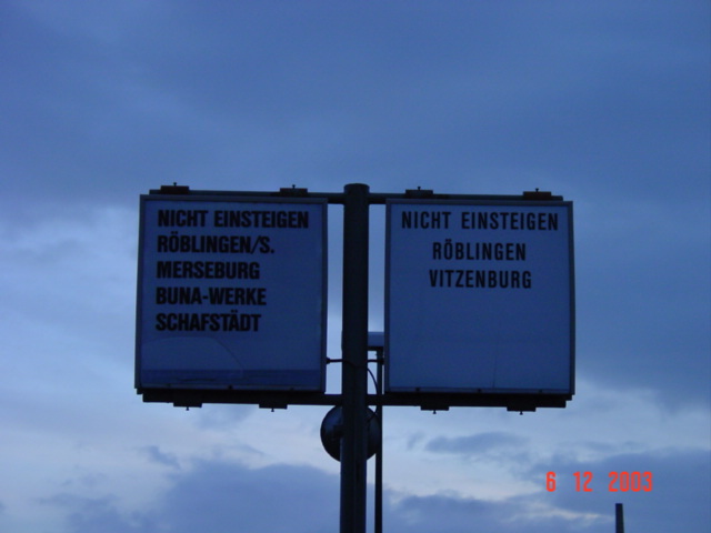 Die am 06.12.2003 noch vorhandenen Zugzielanzeiger im Bahnhof Querfurt. (Foto: Carsten Klinger)