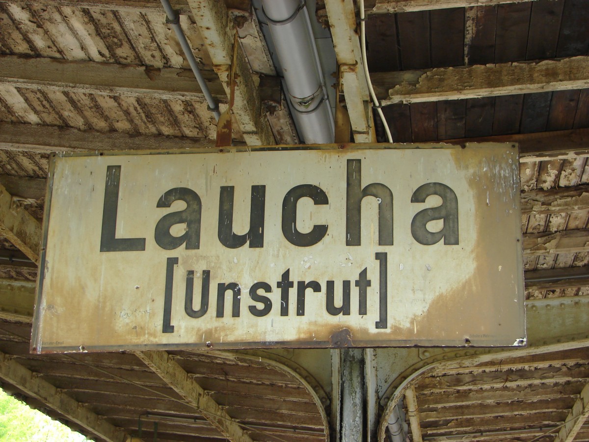 Die Bahnhofsschild am Bahnsteig in Laucha, am 12.07.2009. (Foto: Dieter Thomas)