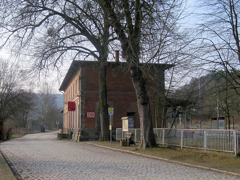 Die Bahnhofsstraße und das Bahnhofsgebäude in Nebra am 16.03.2015. (Foto: Tobias Döpfner)