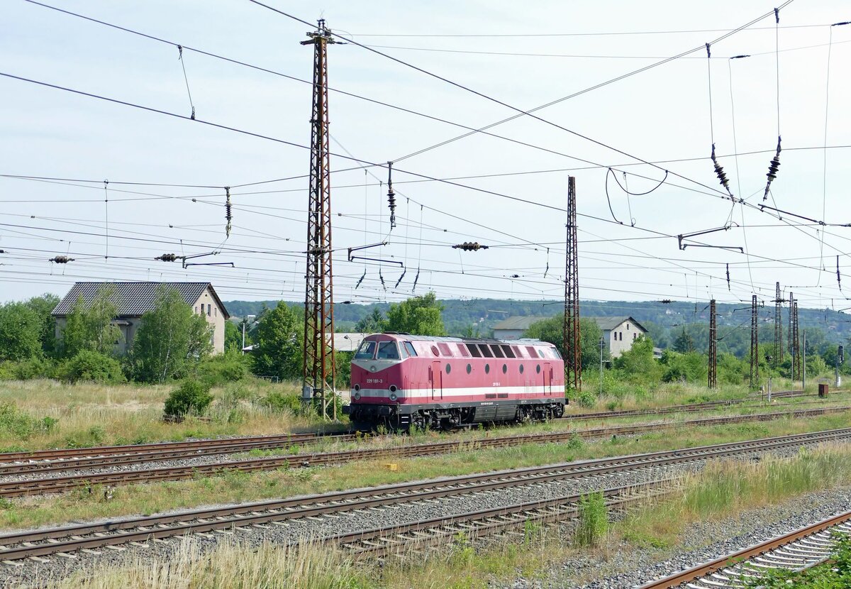 Die CLR 229 181-3 am 28.06.2026 in Naumburg (S) Hbf. Sie brachte leere Holztransportwagen von Beddingen in die Awanst Vitzenburg. (Foto: Wolfgang Krolop)