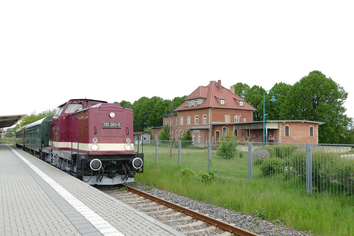 Die EBS 110 001-5 überführte am 19.05.2023 bis Naumburg (S) Hbf zwei Wagen nach Zwickau. Hier zusehen beim Betriebshalt im Bahnhof Laucha (Unstrut). (Foto: Wolfgang Krolop)