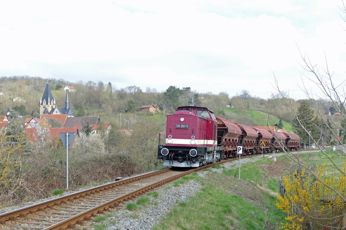 Die EBS 110 001-5 war am 04.04.2023 in Roßbach (Naumburg) mit Getreidewagen nach Leipzig-Engelsdorf unterwegs. (Foto: Wolfgang Krolop)