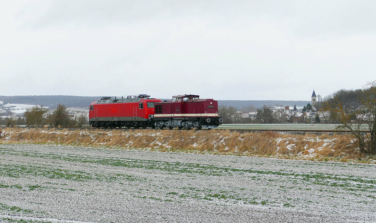 Die EBS 110 001-5 zog am 21.01.2022 die FWK 156 003-6 bei Kleinjena von Karsdorf in Richtung Naumburg. (Foto: Wolfgang Krolop)