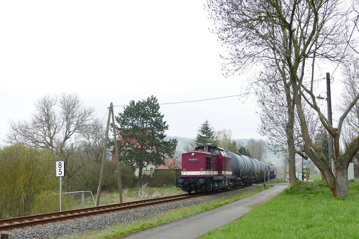 Die EBS 110 001 war am 19.04.2021 in Balgstädt mit Kesselwagen und den FWK-Loks 143 848 + 243 936 nach Karsdorf unterwegs.(Foto: Wolfgang Krolop)