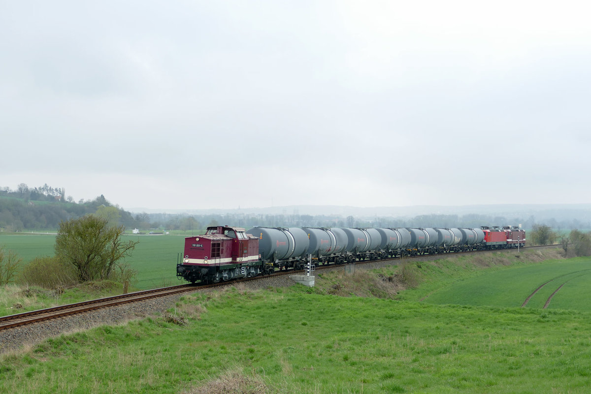 Die EBS 110 001 war am 19.04.2021 bei Kleinjena mit Kesselwagen und den FWK-Loks 143 848 + 243 936 Richtung Karsdorf unterwegs. (Foto: Wolfgang Krolop) 