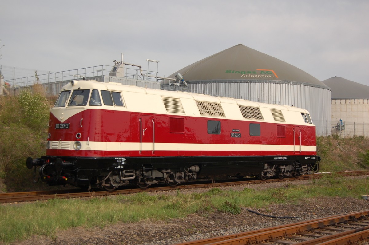 Die EBS 118 757-3 prsentierte am 17.04.2014 erstmals im neuen Lack in Karsdorf Bbf. (Foto: dampflok015)