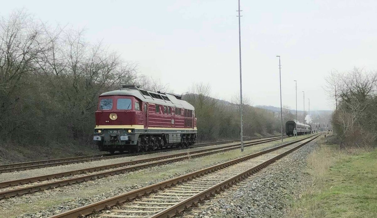 Die EBS 132 293-2 bespannte am 24.03.2019 ab Naumburg Hbf den  Rotkäppchen-Express I  von Neustadt (Orla) nach Freyburg und weiter als Lr 16993 bis Karsdorf Bbf. Hier ist die Lok nach dem abkuppeln in Karsdorf zusehen. (Foto: Martin Voigt)
