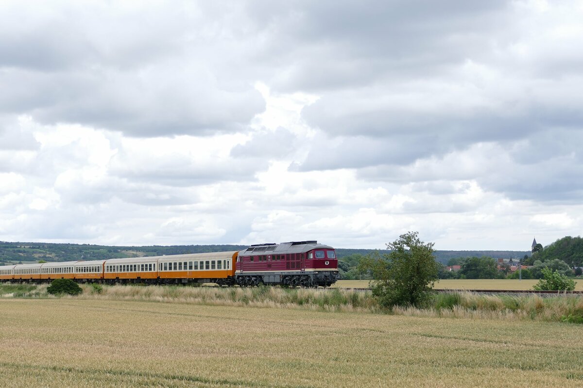 Die EBS 132 334 überführte am 05.07.2021 bei Kleinjena die EBS-Städteexpresswagen von Karsdorf nach Erfurt.