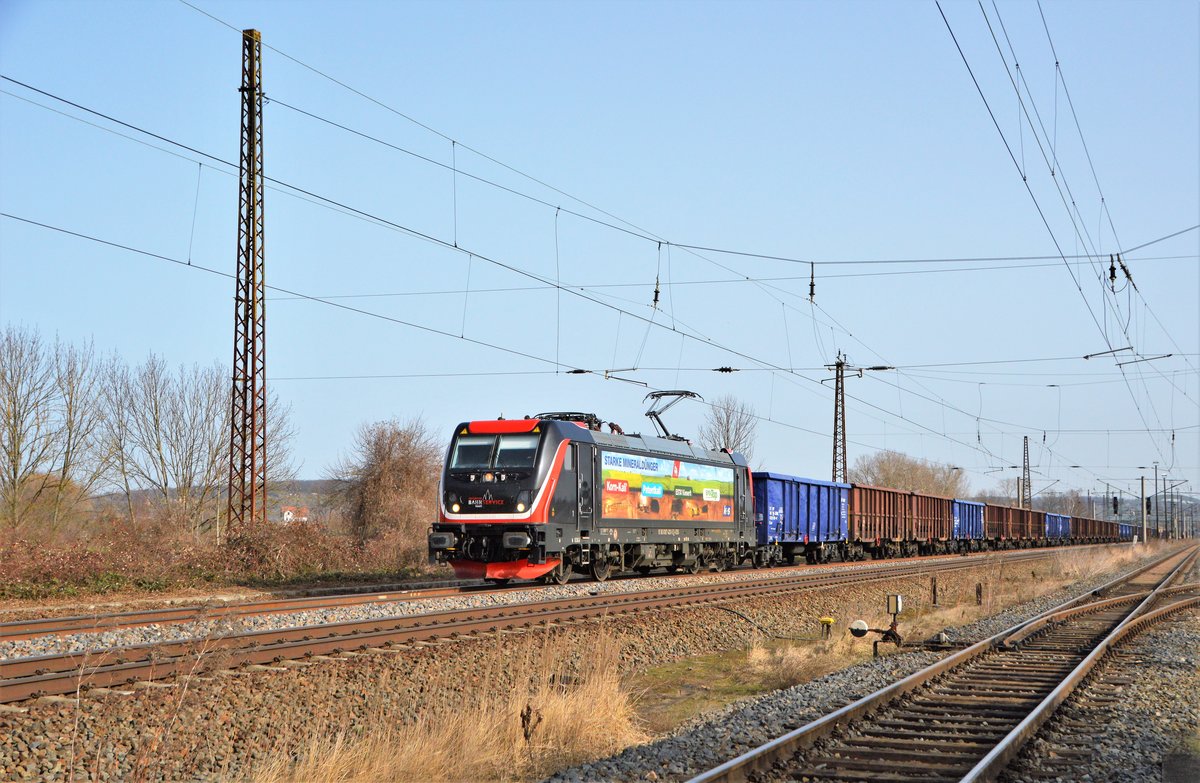 Die EBS 187 420 mit leerem Ea-Wagenzug auf dem Weg nach Sonneberg.
In Sonneberg wird der Zug mit Holz beladen, Naumburg (Saale) am 23.02.2021.