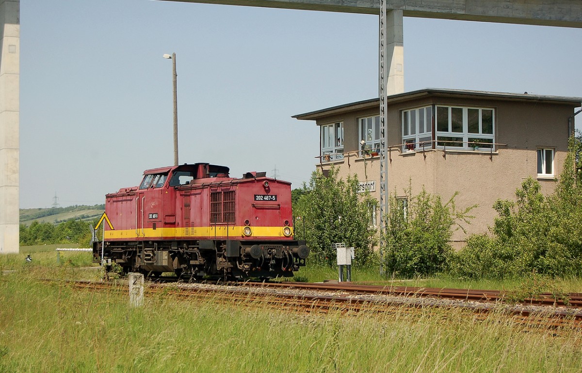 Die EBS 202 487-5 brachte am 22.05.2014 einen Kesselwagenzug nach Karsdorf. Hier setzt die Lok neben dem Stellwerk W4 um, damit die Wagen in den Anschluss der EBS gezogen werden knnen. (Foto: dampflok015)