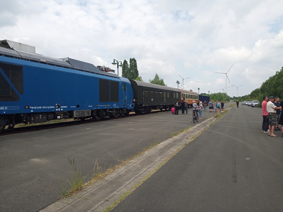 Die Hasselmann Gruppe plant mit ihrem Tochterunternehmen LGM eine Maschineneinsatzstelle in der Anschlussbahn Teuchern Nessa, zwischen Weienfels und Zeitz zu errichten. Dazu gab es nach ber 10 Jahren am 17.06.2023 wieder eine Erstbefahrung der dortigen Gleise im Rahmen einer Probebedienung. Die 248 023 der Schienen Komplex Logistik Magdeburg GmbH & Co.KG drckte einen Bghw-Halbgepckwagen, einen Bghw-Speisewagen und zwei Ea-Wagen in den Anschluss. Die Bghw-Wagen dienten dem Austausch mit den Anwohnern und sorgten fr das leibliche Wohl. (Foto: Thomas Mller)