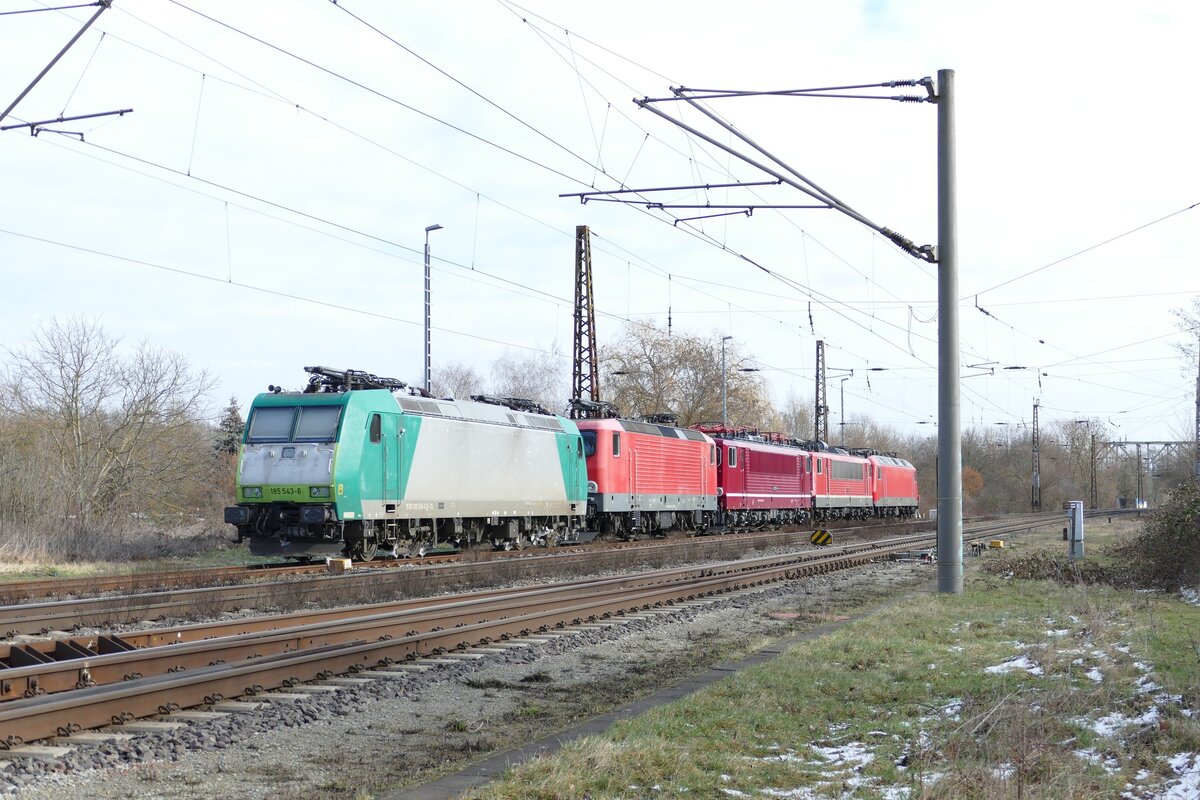 Die ITL 185 543-6 pausierte am 27.02.2023 zusammen mit einigen EBS-Loks in Naumburg (S) Hbf. (Foto: Wolfgang Krolop)