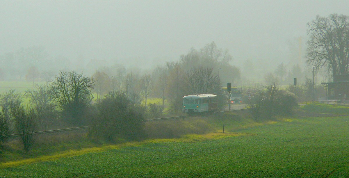 Die letzte Sonderfahrt auf der Unstrutbahn im Jahr 2009 war die anlässlich des Märchenumzugs in Bad Bibra. Die Ferkeltaxis der TG Ferkeltaxi (Köstner Schienenbusreisen) brachten am 12.12.2009 Besucher aus Reuth (V) nach Laucha. Hier  772 367-9 + 171 056-5 unterwegs als DPE 33831 bei Kleinjena.
