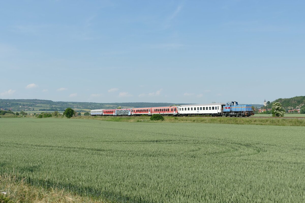 Die neg V102 (575 002-7) überführte am 16.06.2021 die Triebwagen 628 573 und 629 003 von Karsdorf nach Niebüll und ist hier bei Kleinjena unterwegs. (Foto: Wolfgang Krolop)