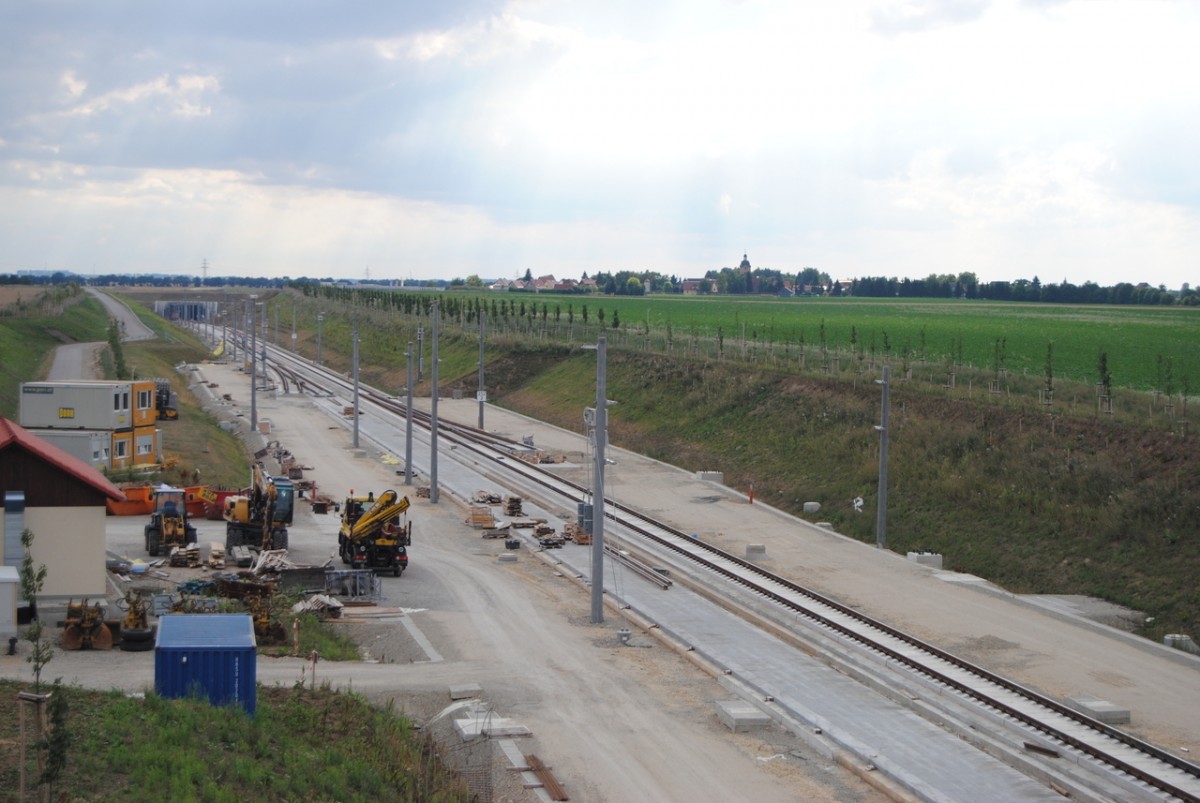 Die Neubaustrecke Erfurt - Halle/Leipzig mit Blick auf den Übergangsbahnhof Jüdendorf, am 20.08.2013 bei Kalzendorf. (Foto: dampflok015)
