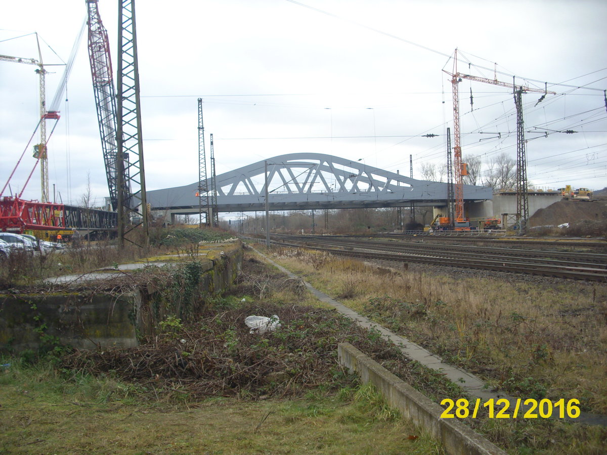 Die neue Brücke für die B180 über die Gleisanlagen in Naumburg Hbf am 28.12.2016. (Foto: Hans-Grau)
