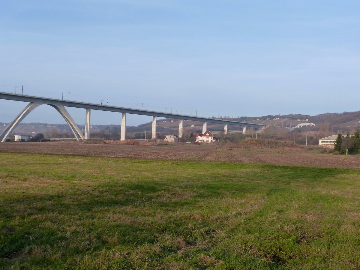 Die neue Brücke für die ICE-Strecke über das Unstruttal, am 16.11.2013 bei Karsdorf.