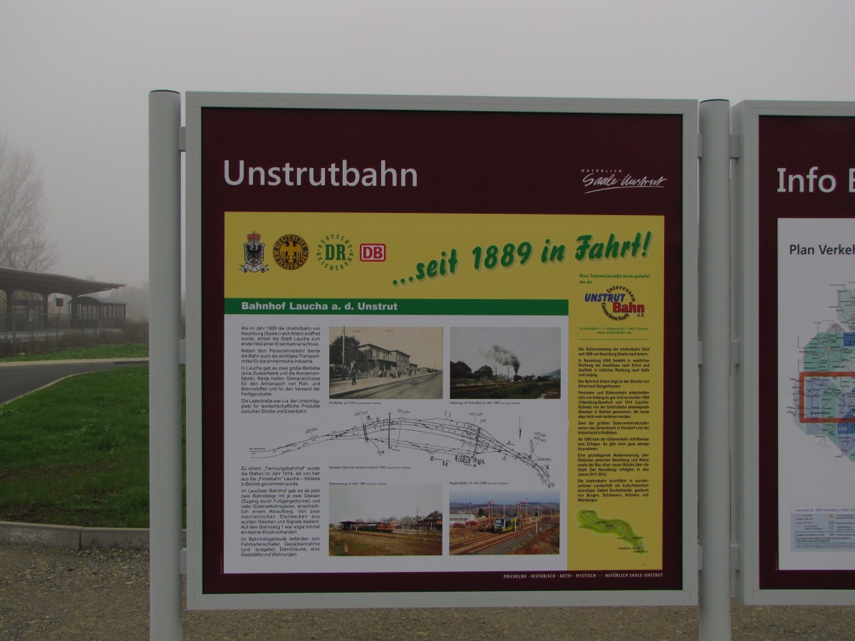 Die neue Infotafel zur Geschichte vom Bahnhof Laucha, am 17.11.2013 an der neuen Bahn-Bus-Schnittstelle in Laucha.