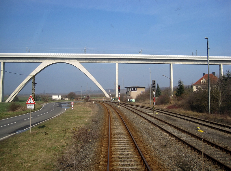Die neue Unstruttalbrücke am 16.03.2015 in Karsdorf. Dort überquert sie das Gleis der Unstrutbahn. (Foto: Tobias Döpfner, www.bahnreiseberichte.de)