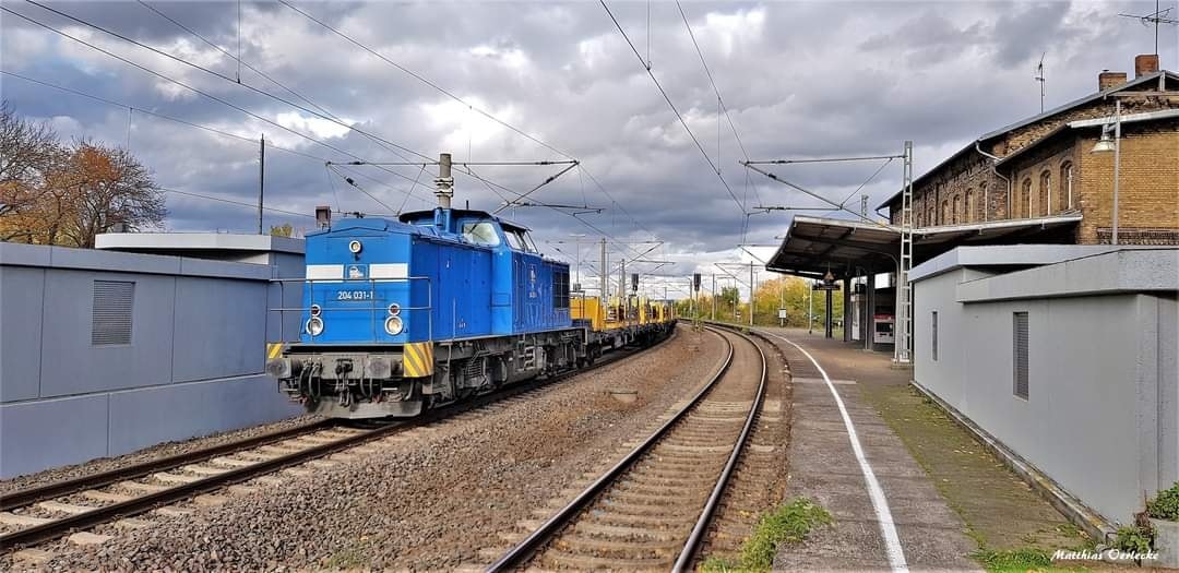 Die PRESS 204 031-1 konnte am 14.10.2022 im Bahnhof Artern fotografiert werden, wo sie einen Langschienenzug nach Erfurt bespannte. (Foto: Matthias Oerlecke)