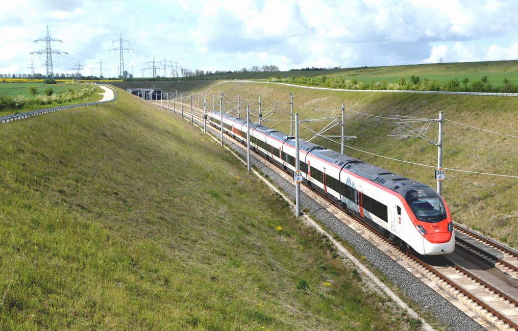 Die SBB war mit einem EC 250 (Stadler SMILE -  Schneller Mehrsystemfähiger Innovativer Leichter Expresszug) auf Testfahrten unterwegs. Bei der SBB bekam der Zug den Übernamen  Giruno . SBB RABe 501 008 verlässt den Bibra Tunnel und überquert gleich das Unstruttal in Richtung Leipzig. Wennungen, am 05.05.2020
