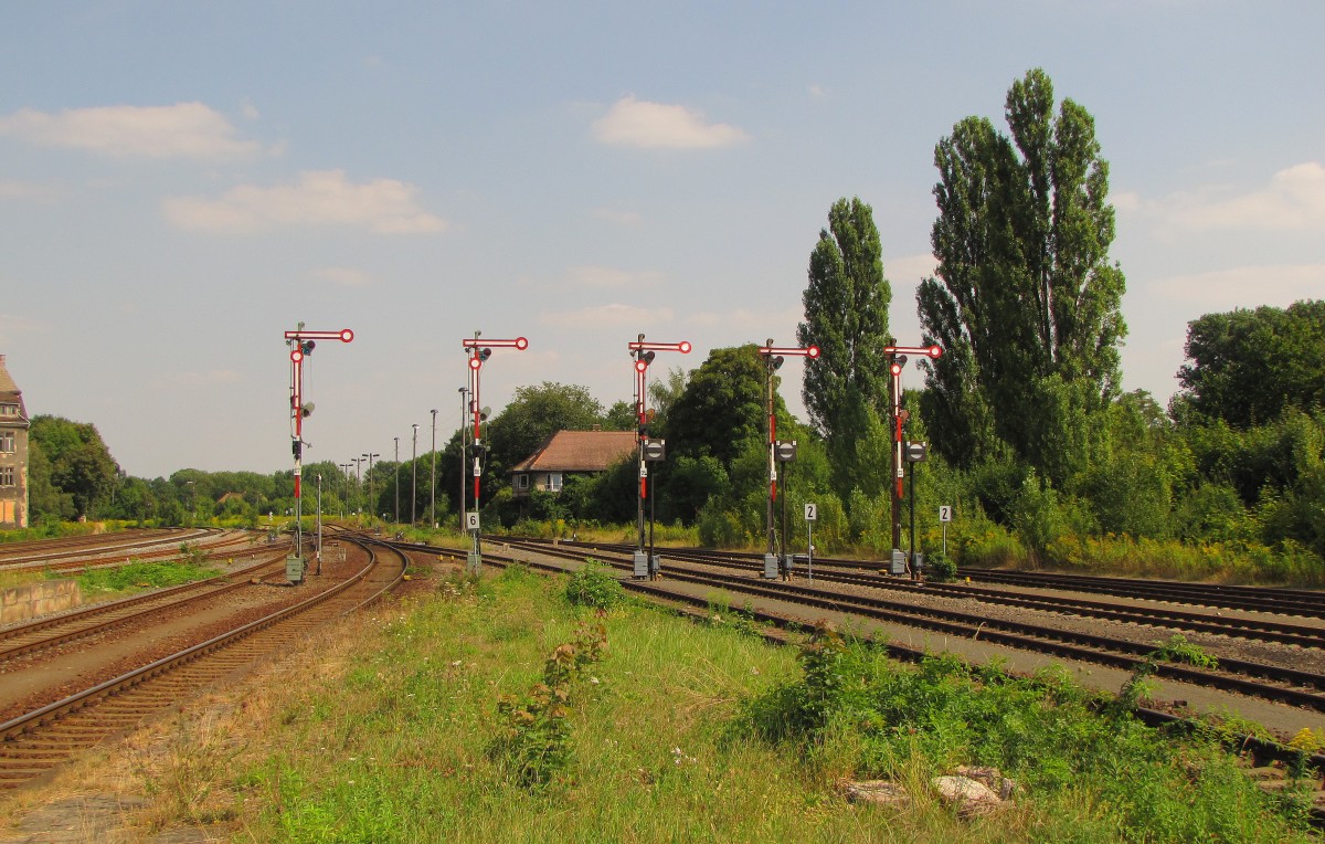 Die Signalgruppe mit dem Stellwerk B7 am 22.08.2013 in Zeitz. 