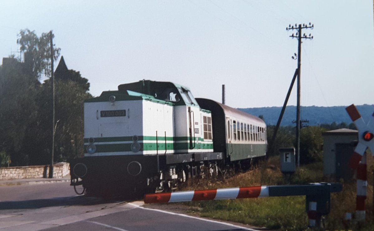 Die V 100 003 vom Förderverein Berlin-Anhaltinische Eisenbahn e.V. mit einem Winzerfestsonderzug zur Abstellung nach Karsdorf, am 12.09.199 in Laucha. (Foto: Bodo Zorn)