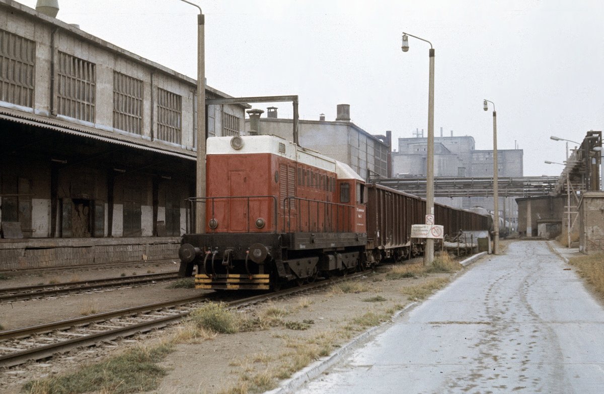 Die Werklok 012, die V75 018, vom Zementwerk Karsdorf am 11.09.1988 auf einem Anschlußbahngleis im Karsdorfer Zementwerk. (Foto: Klaus Pollmächer)