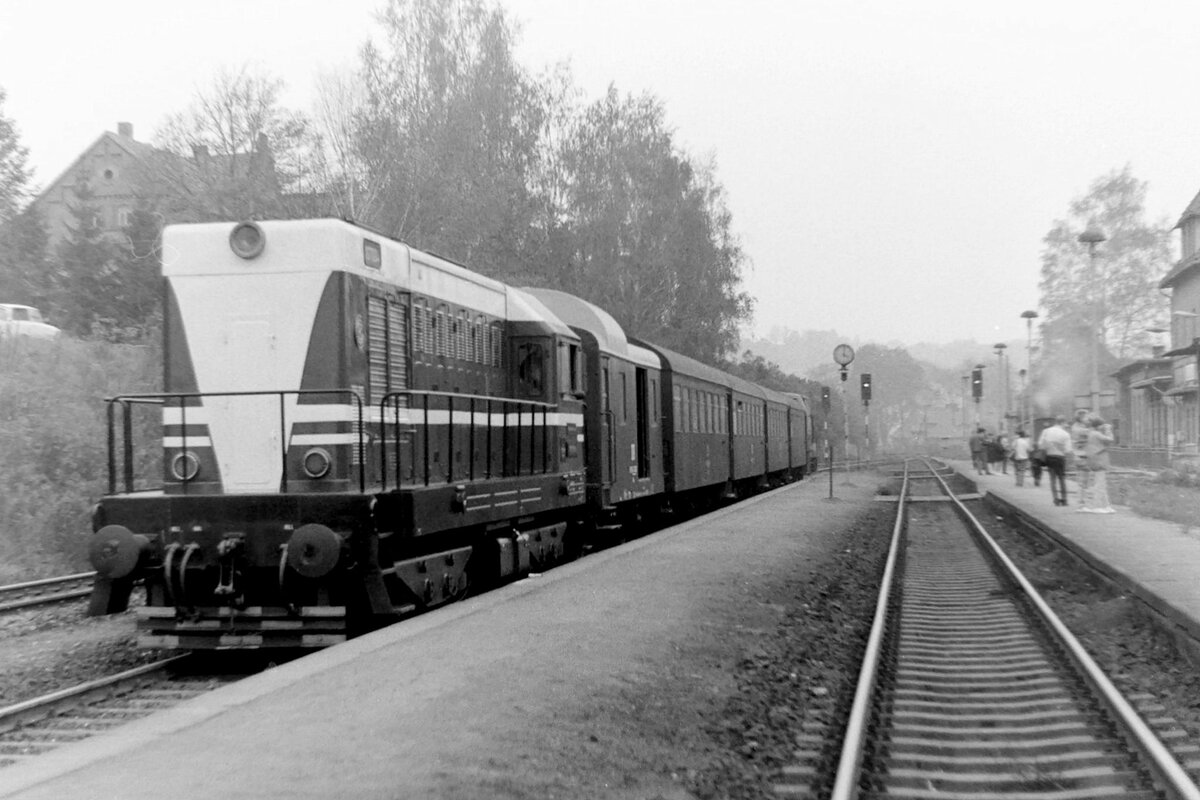Die Werkslok 107 004-4 vom Zementwerk Karsdorf mit einem DMV-Sonderzug von Erfurt nach Naumburg Hbf, am 22.10.1988 im Bahnhof Freyburg. Dies war die interne Jahresabschlussfahrt der Traditionsbahn Erfurt-West. (Foto: Heiko Ifland)