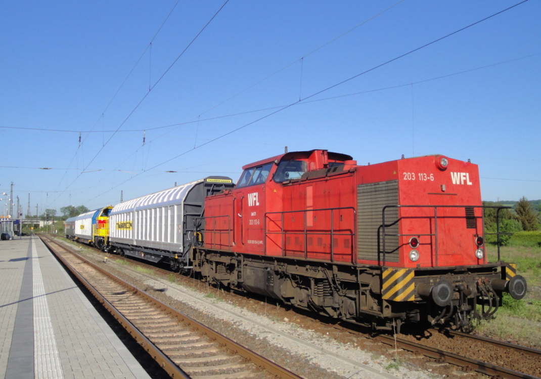 Die WFL 203 113-6 überführte am 13.05.2015 eine unbekannten neue MEG-Diesellok von der Innotrans in München Richtung Merseburg. In Naumburg Hbf fotografierte Wolfgang Krolop den Zug beim Überholungshalt.