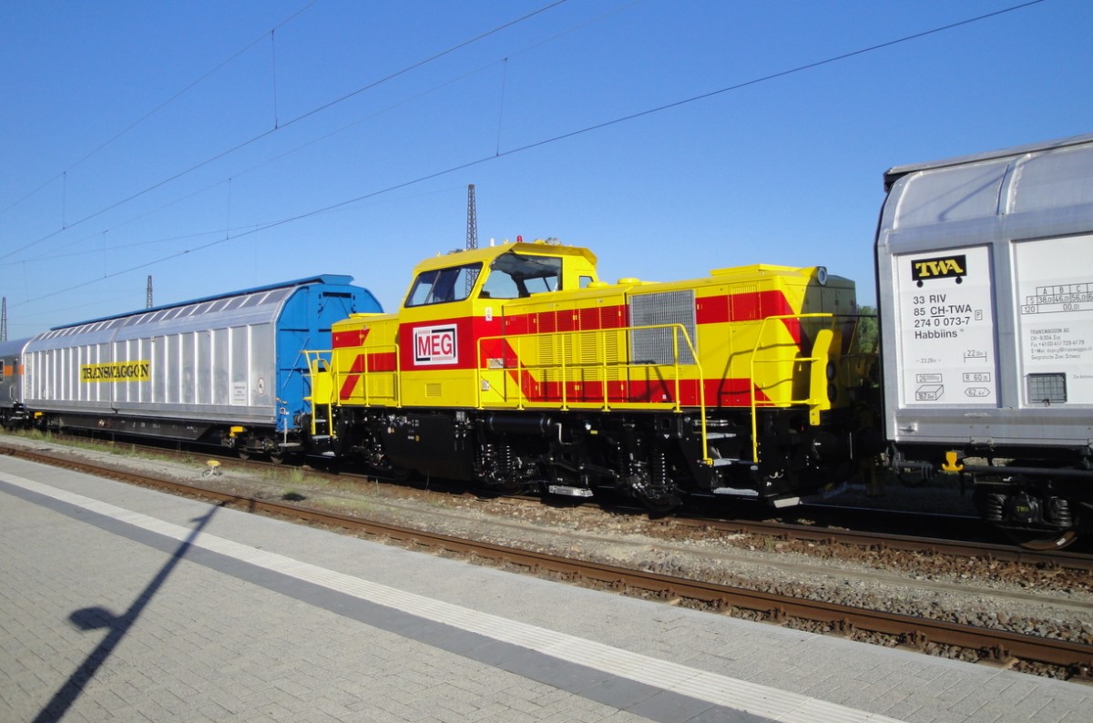 Die WFL 203 113-6 überführte am 13.05.2015 diese unbekannten neue MEG-Diesellok von der Innotrans in München Richtung Merseburg. In Naumburg Hbf fotografierte Wolfgang Krolop den Zug beim Überholungshalt.