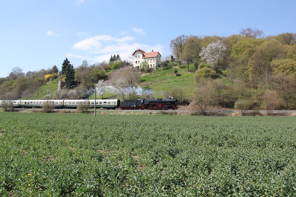 Dieses Jahr verkehrte der  Rotkppchen-Express I  bereits am 19.04.2015 von Eisenach ber Camburg nach Freyburg und weiter zur Abstellung nach Karsdorf. Wolfgang Krolop fotografierte die IGE Werrabahn 41 1144-9 mit dem RE 16277 zwischen Robach und Kleinjena.